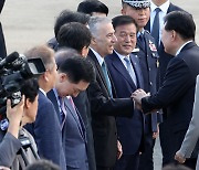 골드버그 주한미국대사 손 잡은 윤석열 대통령