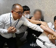 '이재명 단식 16일차' 커터칼 꺼낸 지지자 저지하는 국회경비대