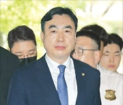 혐의 부인하던 윤관석 의원, 돈봉투 20개 수수 인정