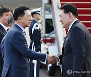 인사하는 윤석열 대통령과 김기현 대표