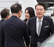 뉴욕 JFK공항 도착한 윤석열 대통령 내외