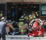 전기자전거 배터리서 불…'연기흡입' 2명 병원이송