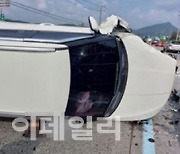 車로 강남 한복판 전봇대 돌진한 20대男…“마약 검사”