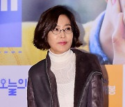 '법인카드 사적 유용' 가수 이선희·권진영 후크 엔터 대표 송치