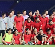 대승 거둔 뒤 한자리에 모인 대한민국 축구대표팀