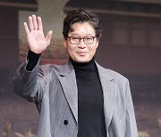 유재명, 기분 좋은 손인사