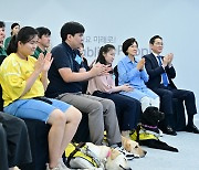 “저를 장애인 아닌 반려동물 보호자로 봐줘요” 삼성 ‘안내견’이 만든 기적 [비즈360]