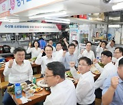 BNK경남은행, 울산서 수산물 소비 행사…임직원 100여명 참여