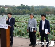 '덕진공원 관광지 육성 사업' 현장 브리핑하는 우범기 시장