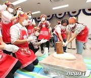 한가위 앞두고 신나는 떡메치기