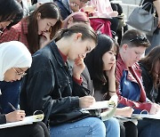 [단독] 한국말 좋아요, 그런데 선생님은 초단기-저임금 노동자입니다