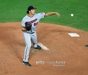 [송재우의 포커스 MLB] 바뀌어야 살아남는 '견제' 전략