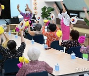 치매 극복의 날, 사회활동하는 치매 초기증상 어르신들 [포토뉴스]