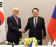 Yoon calls on Czech Republic to engage Korean companies in nuclear power plant