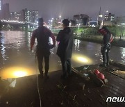 '호우 경보' 부산서…불어난 하천에 여성 휩쓸려 실종