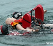 해상 익수자 구조하는 해경