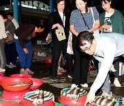 수산물 고르는 장충남 남해군수