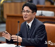 의원 질의에 답변하는 이균용 대법원장 후보자