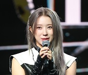 [포토] 록킹돌 로아 '솔로 앨범 많이 사랑해주세요!'