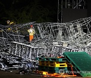 사고 현장 살펴보는 소방관들