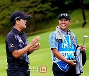 [포토] 김민규와 윤수남 '첫홀부터 버디 잡으며 싱글벙글'