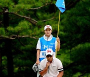 [포토] 이형준 '캐디와 살피는 퍼팅라인'