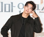 [포토] 옥택연, '주변이 밝아지는 포즈 장인'