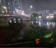 "살려달라" 부산 하천 빠진 여성…구조대원 눈 앞서 사라졌다