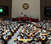 서이초 두달만에 '교권4법' 통과..교원단체 "아동학대법도 개정"