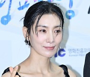 김서형, 고혹적인 손하트 [포토엔HD]