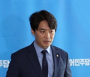 민주당 원내대표 선거 관련 브리핑하는 한준호 의원