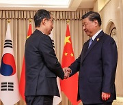 한 총리 만난 시진핑 “한일중 정상회의 환영…한중협력 강화 희망”