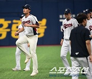 [포토] 윤동희 '아직 유니폼이 안왔어요'