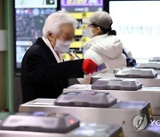 "韓노인들, 지하철이 유일한 낙…무료승차 유지해야"