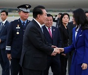 미국 순방 마치고 성남공항 도착한 윤 대통령 부부