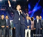 2023 원주댄싱카니발 개막을 선언하는 원강수 시장