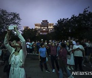 라이트쇼 보기 위해 모인 중국 시민들