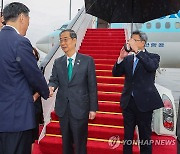 중국 항저우 도착해 영접받는 한덕수 총리