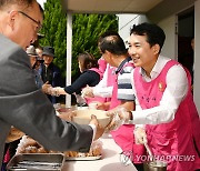 '국수 나눔' 일손 돕는 박민식 장관