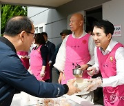 '국수 나눔' 일손 돕는 박민식 장관