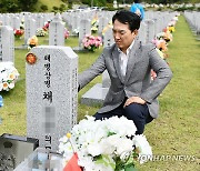 고 채 모 상병 묘소 참배하는 박민식 장관