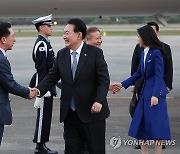 국민의힘 김기현 대표와 악수하는 윤석열 대통령