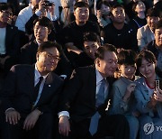 시민들과 셀카 촬영하는 윤석열 대통령