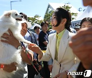 반려견과 인사하는 김건희 여사