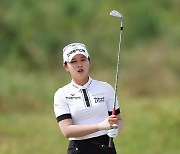 볼 방향을 확인하는 박현경 [KLPGA 하나금융그룹]