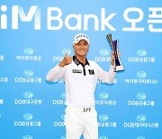 '아들 태어난 후 첫 우승' 허인회 "빗맞은 퍼트도 쏙쏙~ 운도 따랐죠" [KPGA iMBank 오픈]