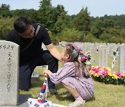 ”국립묘지에 반려견 안 돼”… 국민 절반 이상 반대