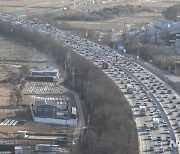 "명절 기간 여행 늘었지만…여전히 친척들과 더 많이 보낸다"