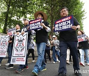 '홍범도 장군 흉상 철거 반대' 행진하는 우원식 의원과 참가자들