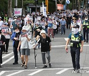 '홍범도 장군 흉상 철거 반대' 육군사관학교 향해 행진하는 시민들